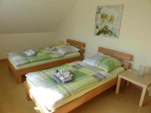 2 camas individuales en una habitación con mesa en Komfort Ferienwohnung II Wolfhagen, en Wolfhagen