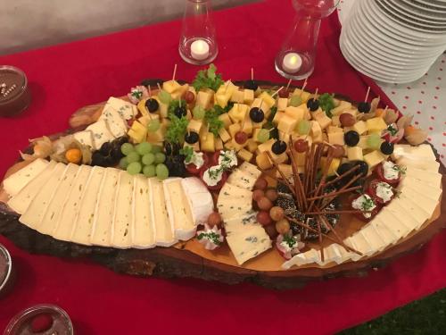 Un plato de queso y fruta sobre una mesa roja. en Landgasthof Anker, en Simmersfeld