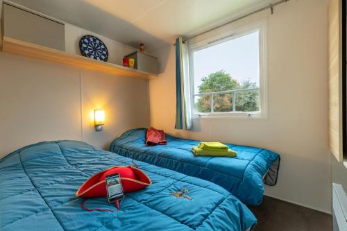 Postel nebo postele na pokoji v ubytování Camping Les Carolins