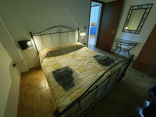 an overhead view of a bed in a bedroom at Makara Case Vacanza in Eraclea Minoa