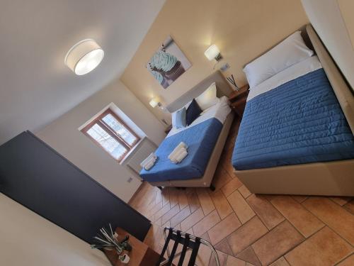 - une chambre avec un lit bleu dans l'établissement LucyBen GuestHouse, à Cascia