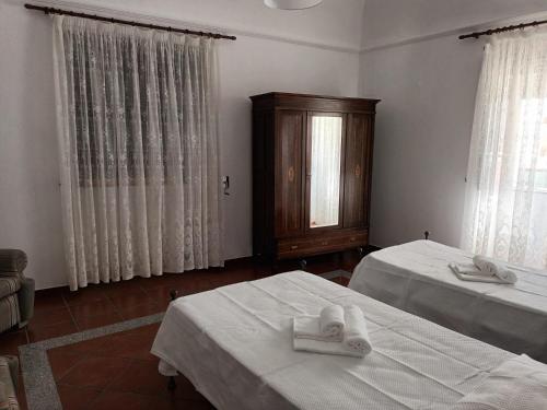 1 dormitorio con 2 camas y toallas. en Casa Morais Pinto, en Reguengos de Monsaraz