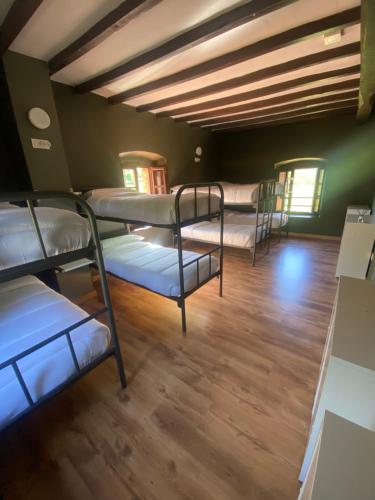 Postel nebo postele na pokoji v ubytování Albergue de Arrojo