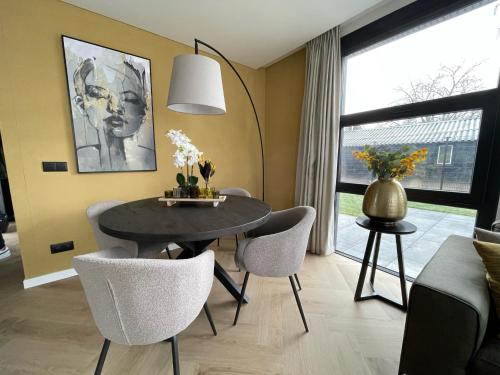 Posezení v ubytování Edelhert, moderne en comfortabele vakantiewoning met hottub!