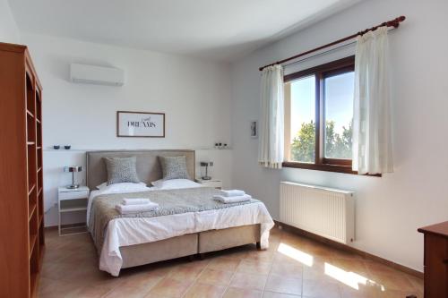Ένα ή περισσότερα κρεβάτια σε δωμάτιο στο Villa Myrthios