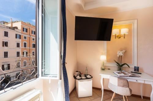 ローマにあるローマ トゥー ステイのデスクと窓が備わる客室です。