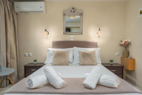 Una cama o camas en una habitación de Villa Dionysios