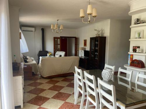 a kitchen and living room with a table and chairs at Casa San Rafael con piscina in Córdoba