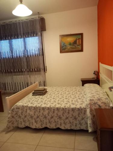 1 dormitorio con cama y ventana en kola age, en Peschiera del Garda