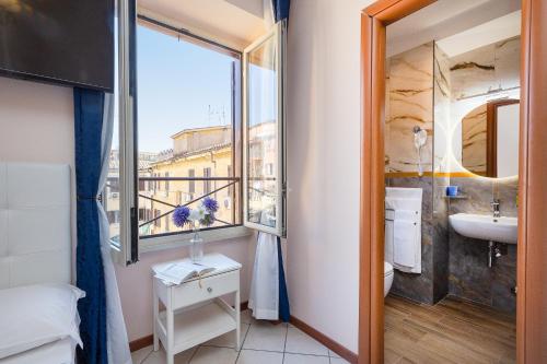 Un baño con lavabo y una gran ventana. en Rome To Stay, en Roma