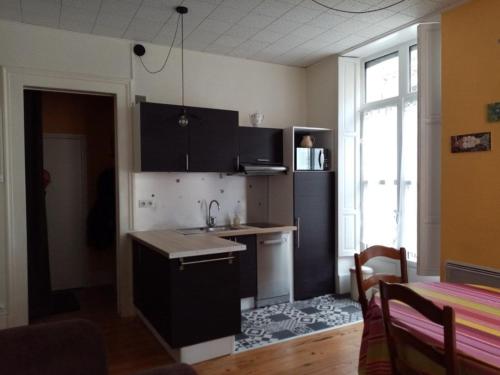 une cuisine avec un évier et un plan de travail dans l'établissement Appartement T2 bis 53 m² Centre-ville - 4/6 personnes, Ascenseur, Casier à ski, Machine à laver - FR-1-234-279, à Cauterets