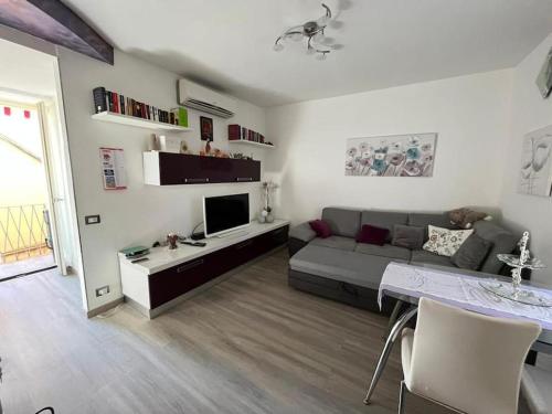 a living room with a couch and a table at Appartamento Olga nel centro storico di Intra in Intra
