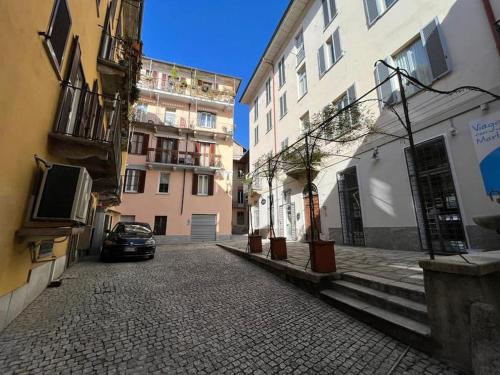 a car parked on a street between two buildings at Appartamento Olga nel centro storico di Intra in Intra