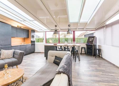 un salon avec un canapé et une table dans l'établissement Deux logements voisins au calme Olivia et Victoria, à Saint-Pair