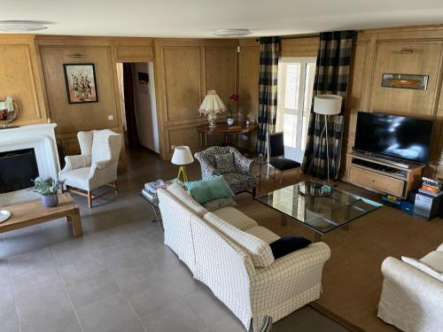 Televiisor ja/või meelelahutuskeskus majutusasutuses Villa Ty Laouen- villa confort avec piscine et jacuzzi- Parc -Opio-Valbonne