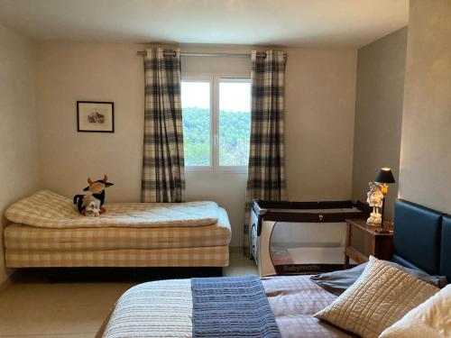 une petite chambre avec deux lits et une fenêtre dans l'établissement Villa Ty Laouen, à Opio