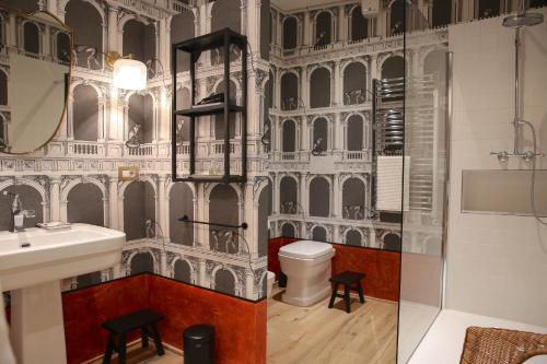 米蘭的住宿－Residenza Radetzky，一间带卫生间和水槽的浴室
