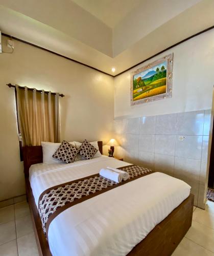 a bedroom with two beds in a room at D'JERO HomeStay in Ubud