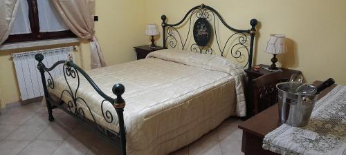 Un dormitorio con una cama en blanco y negro y una mesa en B&B Villa Rosalia, en Barrafranca