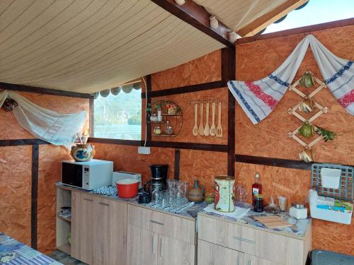 a kitchen in a house with a counter top at Clisura Dunarii Casutele Danca in Ogradena