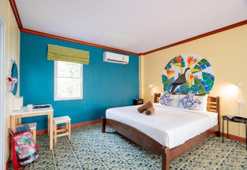 um quarto com uma cama e uma parede azul em Lemon House em Praia de Patong