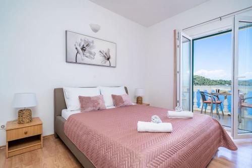Schlafzimmer mit einem Bett und Meerblick in der Unterkunft Lovely studio apartment in Sobra