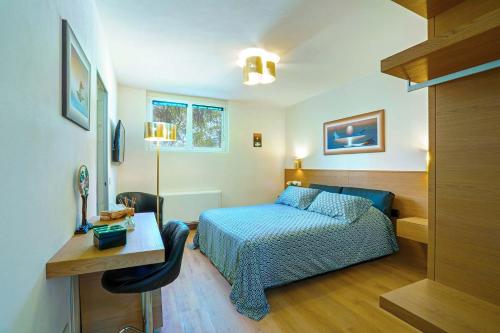 1 dormitorio con 1 cama y escritorio con escritorio en VILLA VITTORIA B&B - Wellness en Terme di Miradolo