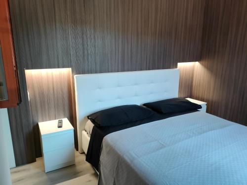 ein Schlafzimmer mit einem großen Bett und einem Nachttisch in der Unterkunft Cilento relax San Marco Castellabate JML in San Marco di Castellabate