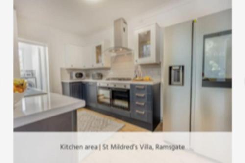eine Küche mit einem Kochfeld im Zimmer in der Unterkunft St Mildreds Villa, Ramsgate Royal Harbour, Kent in Ramsgate