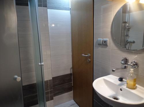 La salle de bains est pourvue d'un lavabo et d'un miroir. dans l'établissement Penzión Sarka, à Štrba