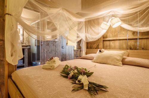 Un dormitorio con una cama con flores. en Glamping Tenuta Poggio Rosso, en Populonia
