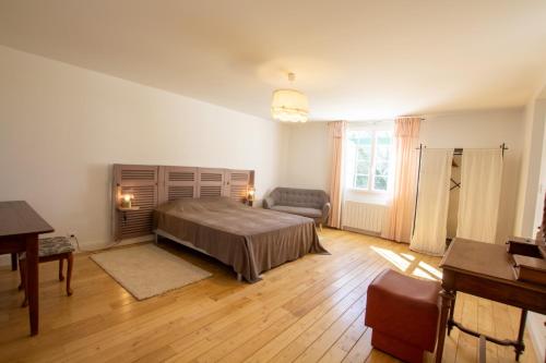 - une chambre avec un lit, un canapé et une table dans l'établissement Gîte Périgourdin la Picherie, à Montpon-Ménestérol
