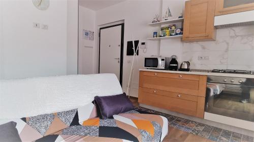 a small kitchen with a bed in a room at Zefiro Holiday Home in Agropoli
