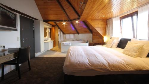 Una cama o camas en una habitación de Hostellerie Kemmelberg