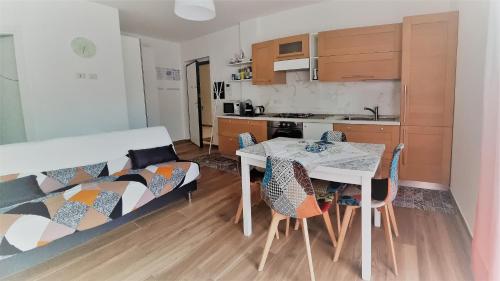 a kitchen and dining room with a table and chairs at Zefiro Holiday Home in Agropoli