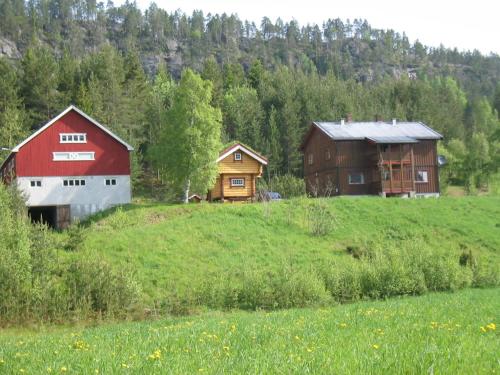 dois celeiros numa colina num campo em Lie Hytteutleige -Gjestegård - Thor Fine Art 3 hytte enheter em Åmdals Verk