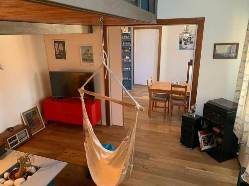 hamaca en una habitación con sala de estar en Loft sul mare, en Marina di Pisa