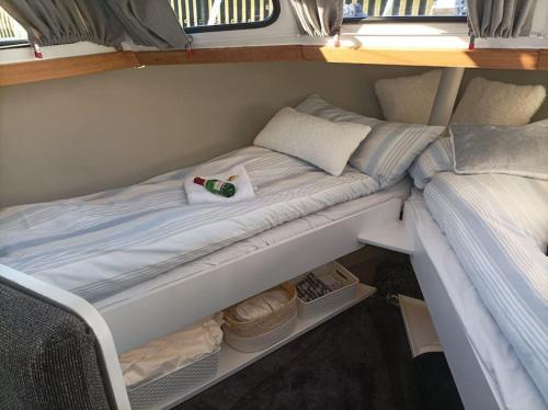 Holländisches Kajütboot Nixe في بريمين: سرير صغير في غرفة في قارب