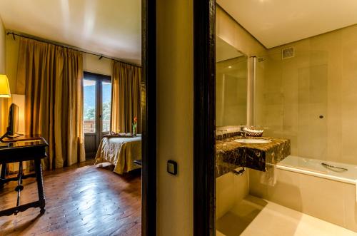 A bathroom at Hotel Temple Ponferrada
