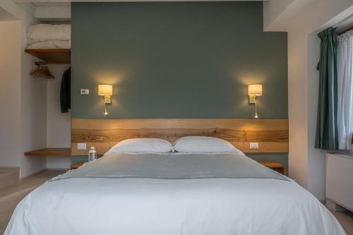 um quarto com uma grande cama branca e 2 almofadas em Cascina Bagaggera em Rovagnate