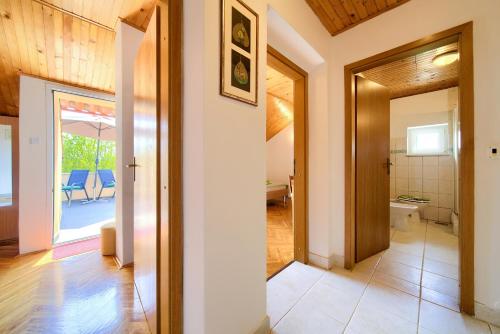 einen Flur mit Tür zum Bad in der Unterkunft Apartment Lipovac in Malinska