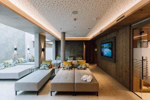 فندق غابي في فالس: غرفة معيشة بها سريرين وأريكة