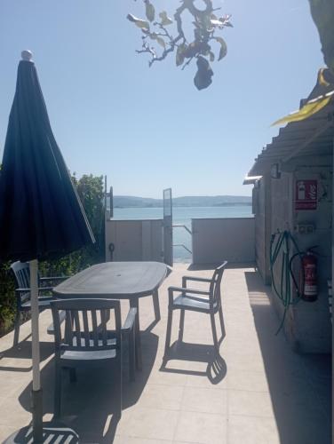 Imagen de la galería de Vivienda con jardin y acceso a pequeña playa, en O Grove