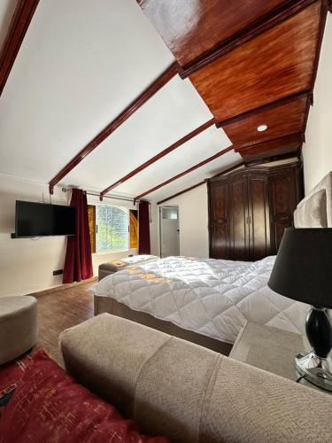 um quarto com 2 camas e um sofá em ATGAL Ferme D'hote em Azrou