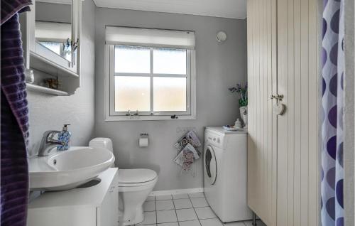 Baño blanco con lavabo y aseo en Beautiful Home In Ebberup With Wifi en Ebberup