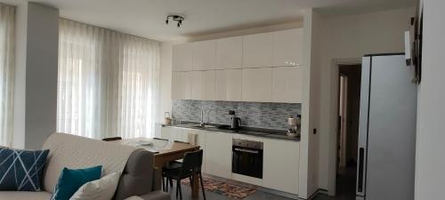 uma pequena cozinha com uma mesa e um frigorífico em LF Luxury Homes Milano em Milão