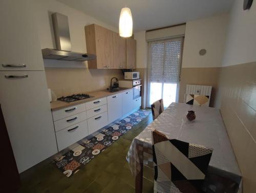 Cuisine ou kitchenette dans l'établissement Appartamento vista panoramica