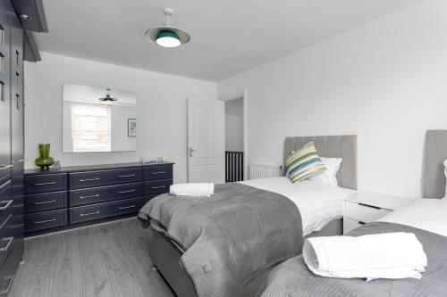 Кровать или кровати в номере Host Liverpool - Elegant Anfield Getaway