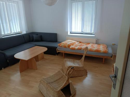 uma sala de estar com um sofá e uma cama em Penzion Nová Ves em Litovel