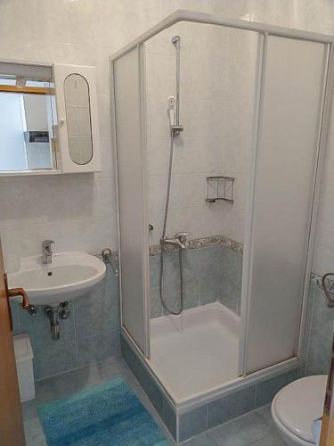 a bathroom with a shower and a sink at Apartman Melis in Podgora